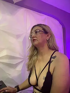 Azaahara  online show from February 2026 02:05:02 PM