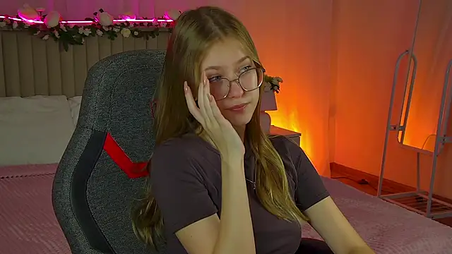 EveMundie online show from September 2025 10:06:02 AM