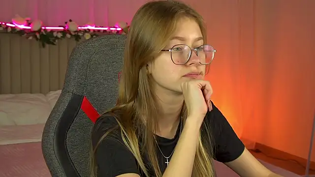 EveMundie online show from September 2025 11:14:01 AM