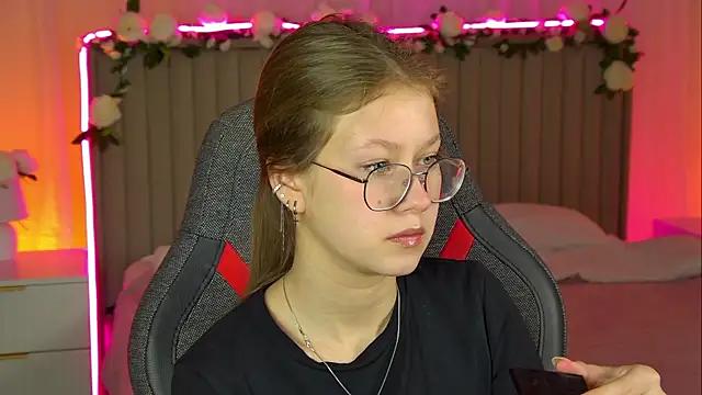 EveMundie online show from November 2025 09:53:01 AM