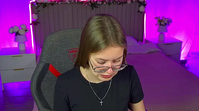 EveMundie online show from November 2025 12:38:01 PM