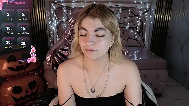 lili conor s online show from October 2025 03:29:02 AM