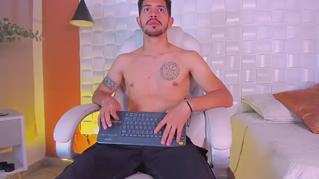 AlejandroStormm online show from March 2025 08:20:02 PM