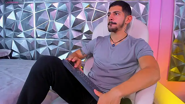 AlejandroStormm online show from January 2026 08:33:01 PM