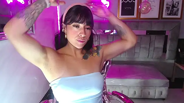 Isabella Collen v online show from March 2025 12:46:01 PM