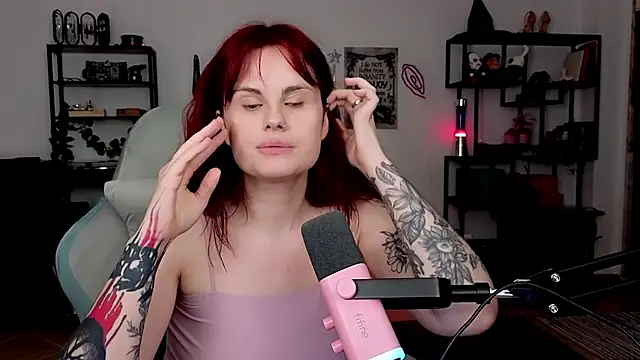 Snapshot of Della_Ideal chatting on April 2026 05:37:01 PM Della Ideal online show from April 2026 05:37:01 PM