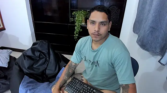 Snapshot of maxflurry_ chatting on March 2025 06:43:02 AM maxflurry online show from March 2025 06:43:02 AM