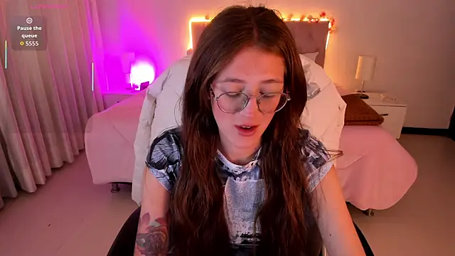 Emily Warren  online show from November 2025 07:25:01 PM