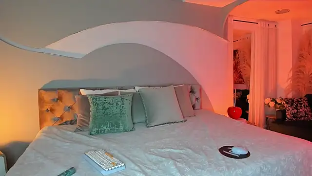 Elizabeth clark  online show from September 2025 08:01:02 PM