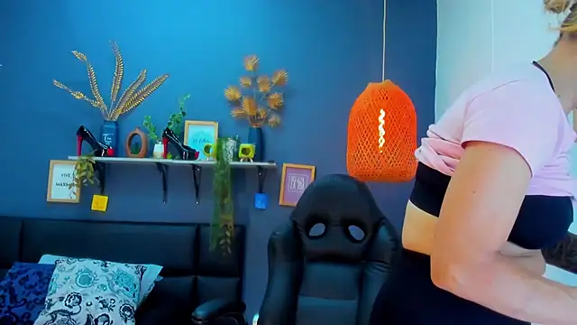 Snapshot of yessila_parker chatting on February 2026 09:54:01 AM yessila parker online show from February 2026 09:54:01 AM