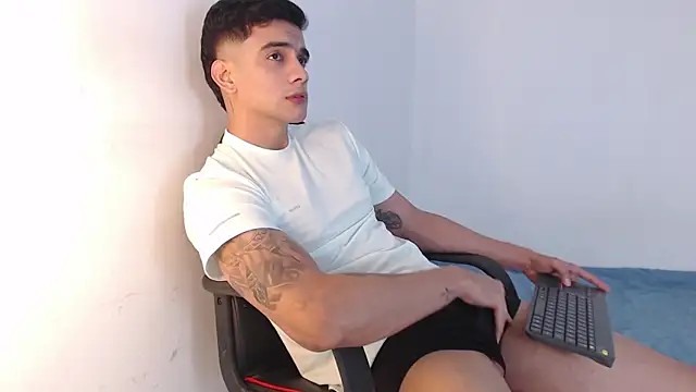 Snapshot of adam_levis17 chatting on November 2025 06:01:01 AM adam levis17 online show from November 2025 06:01:01 AM