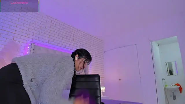 Emilly wilson  online show from November 2025 12:27:02 PM