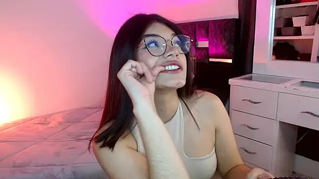 Snapshot of _Camilaaa_ chatting on October 2025 07:18:02 AM Camilaaa online show from October 2025 07:18:02 AM