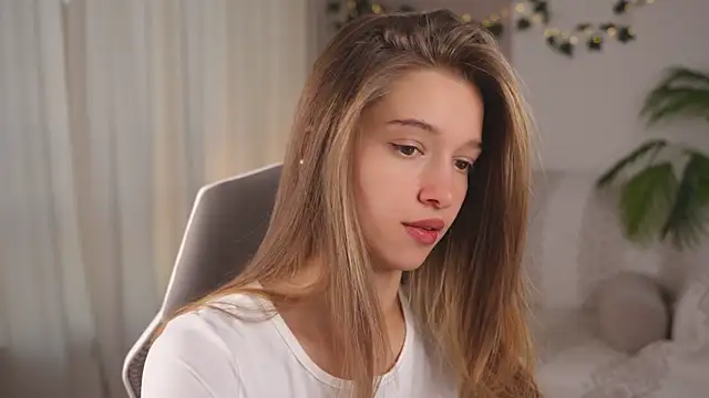 UdelaHathorne online show from September 2025 02:44:02 PM