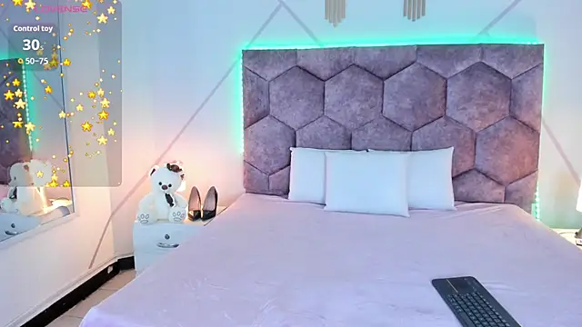 Snapshot of aurora_collinss_ chatting on December 2025 01:07:01 PM aurora collinss online show from December 2025 01:07:01 PM