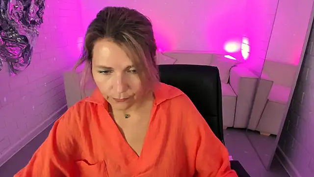 Snapshot of NicoleHitman chatting on August 2026 01:05:01 PM NicoleHitman online show from August 2026 01:05:01 PM