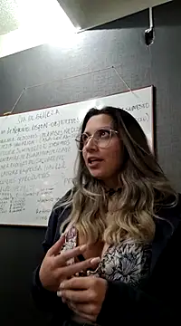 Isabella Varella online show from March 2025 05:02:01 PM