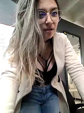 Isabella Varella online show from March 2025 01:45:01 PM