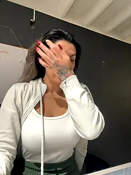 Isabella Varella online show from November 2025 01:03:01 PM