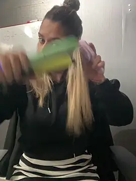 Isabella Varella online show from February 2026 12:44:02 PM