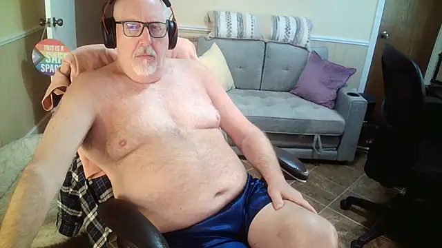 Snapshot of superbearboss chatting on May 2026 05:40:01 PM superbearboss online show from May 2026 05:40:01 PM
