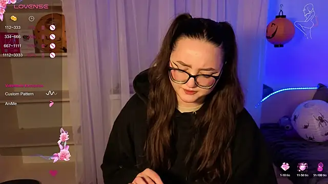 Snapshot of MiraLuccian chatting on October 2025 06:29:02 PM MiraLuccian online show from October 2025 06:29:02 PM