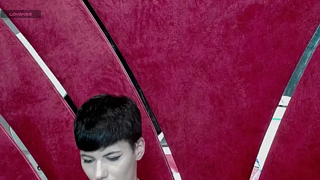 Snapshot of Roxxy_Rouge chatting on October 2025 04:35:01 PM Roxxy Rouge online show from October 2025 04:35:01 PM