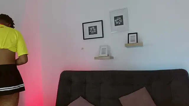 julian vogue online show from March 2025 06:53:02 PM