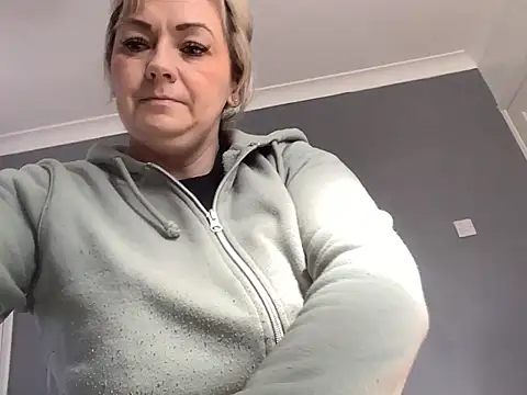 Snapshot of GoldenSquirter chatting on March 2025 10:47:01 AM GoldenSquirter online show from March 2025 10:47:01 AM