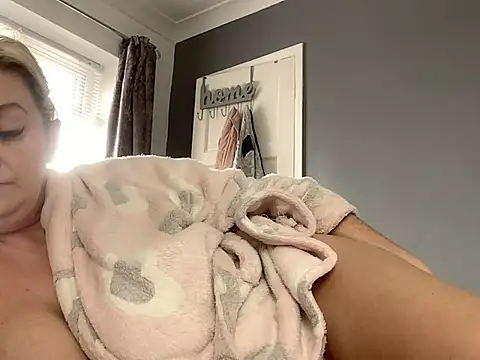 Snapshot of GoldenSquirter chatting on March 2025 11:55:01 AM GoldenSquirter online show from March 2025 11:55:01 AM