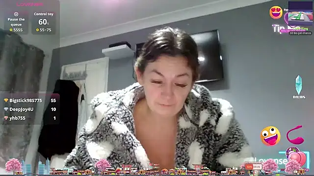 Snapshot of GoldenSquirter chatting on November 2025 10:23:01 PM GoldenSquirter online show from November 2025 10:23:01 PM