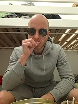 Snapshot of svenpfeifer chatting on May 2026 03:04:02 AM svenpfeifer online show from May 2026 03:04:02 AM