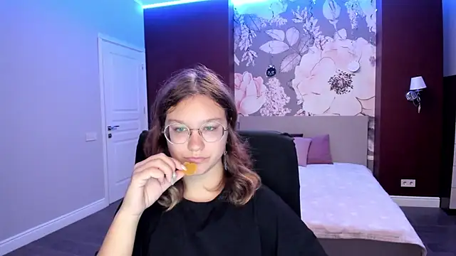 AngelinaLow online show from September 2025 06:18:02 PM