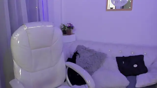 Pretty Johnson  online show from December 2025 11:41:02 AM