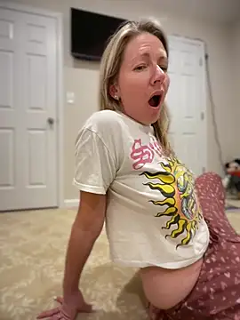 Snapshot of LittleMsMILF chatting on February 2026 06:55:02 AM LittleMsMILF online show from February 2026 06:55:02 AM