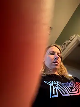 Snapshot of LittleMsMILF chatting on March 2026 10:27:02 PM LittleMsMILF online show from March 2026 10:27:02 PM