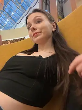 MilaBee online show from November 2025 10:26:02 AM