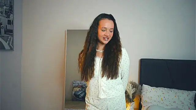 Snapshot of LynnaCurvin chatting on March 2025 06:05:02 AM LynnaCurvin online show from March 2025 06:05:02 AM