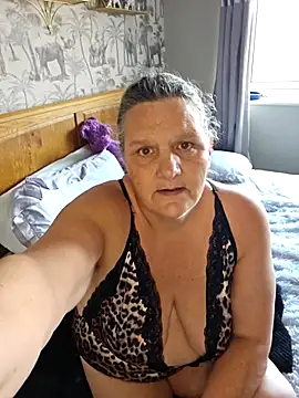 Snapshot of MissQueenBeex chatting on October 2025 01:33:02 PM MissQueenBeex online show from October 2025 01:33:02 PM