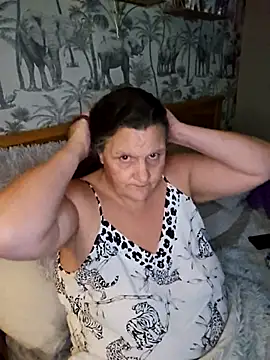 Snapshot of MissQueenBeex chatting on November 2025 01:19:02 AM MissQueenBeex online show from November 2025 01:19:02 AM