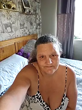 Snapshot of MissQueenBeex chatting on November 2025 10:16:01 AM MissQueenBeex online show from November 2025 10:16:01 AM