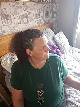 Snapshot of MissQueenBeex chatting on November 2025 02:29:01 PM MissQueenBeex online show from November 2025 02:29:01 PM