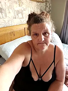 Snapshot of MissQueenBeex chatting on November 2025 11:46:02 AM MissQueenBeex online show from November 2025 11:46:02 AM