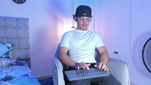 Snapshot of samxx_muscle chatting on September 2025 02:28:02 PM samxx muscle online show from September 2025 02:28:02 PM