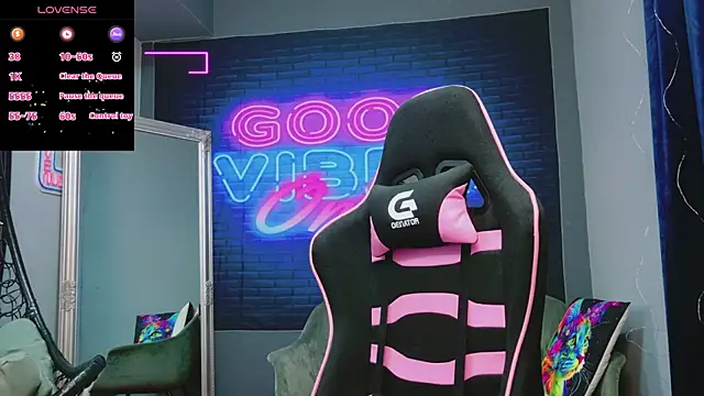 Snapshot of AlessiaCroft chatting on September 2025 04:06:01 AM AlessiaCroft online show from September 2025 04:06:01 AM