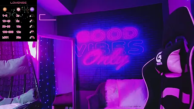 Snapshot of AlessiaCroft chatting on December 2025 05:04:02 AM AlessiaCroft online show from December 2025 05:04:02 AM