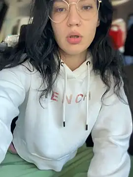 Snapshot of MeekyRich chatting on October 2025 04:11:01 AM MeekyRich online show from October 2025 04:11:01 AM