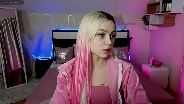 Snapshot of LinaLirian chatting on December 2025 01:05:02 PM LinaLirian online show from December 2025 01:05:02 PM