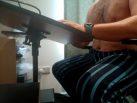 CloudyMuscleBeefy online show from October 2025 01:20:01 PM