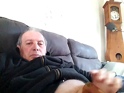 Snapshot of Vince072 chatting on October 2025 11:32:02 AM Vince072 online show from October 2025 11:32:02 AM